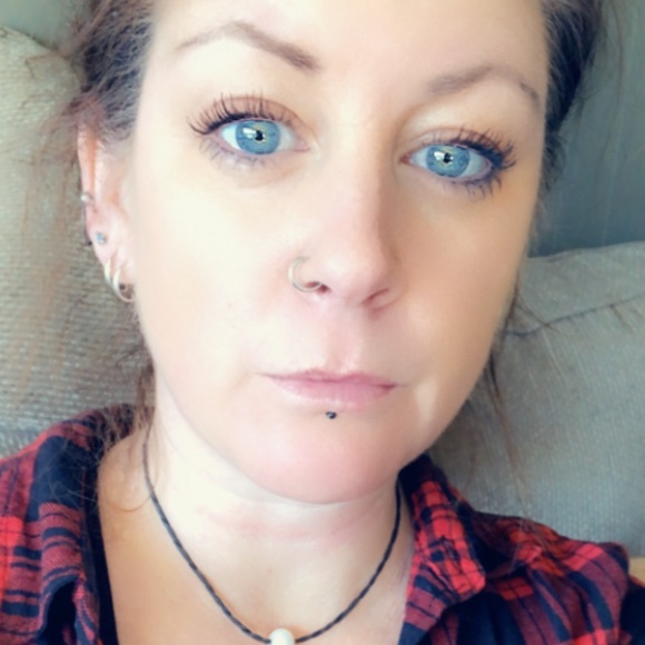 Profile Picture of Julie Feindel (@mamalou1977) on Poshmark