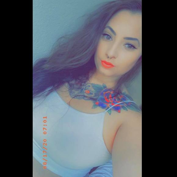 Profile Picture of Cassaundra Goepner (@cassaundramarie) on Poshmark