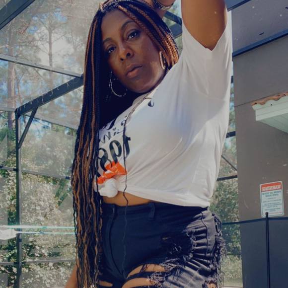 Profile Picture of April Alexander (@manajie2010) on Poshmark