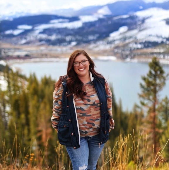 Profile Picture of Paige Lesniewski (@paigelesniewski) on Poshmark