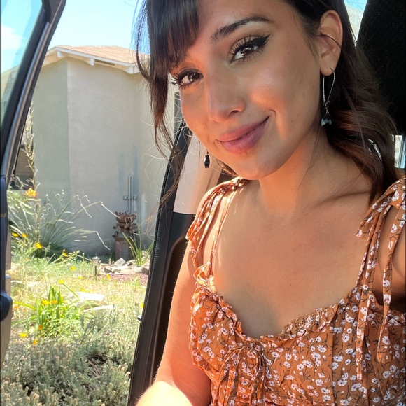 Profile Picture of Julianne Street (@juliannestreet) on Poshmark