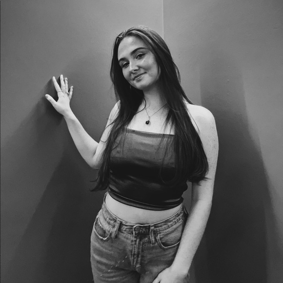 Profile Picture of Christina Vanholt (@chrissyxo1) on Poshmark