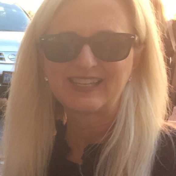 Profile Picture of Gina Whitcomb (@ginawhitcomb) on Poshmark