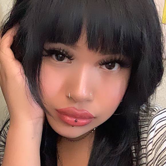 Profile Picture of Autumn Quinn (@kellin_babe) on Poshmark