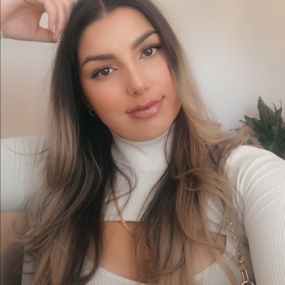 Profile Picture of Michelle Travassos (@michelletrava) on Poshmark