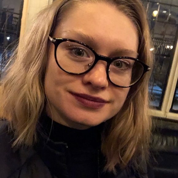 Profile Picture of Amanda Stonehouse (@astoneho) on Poshmark