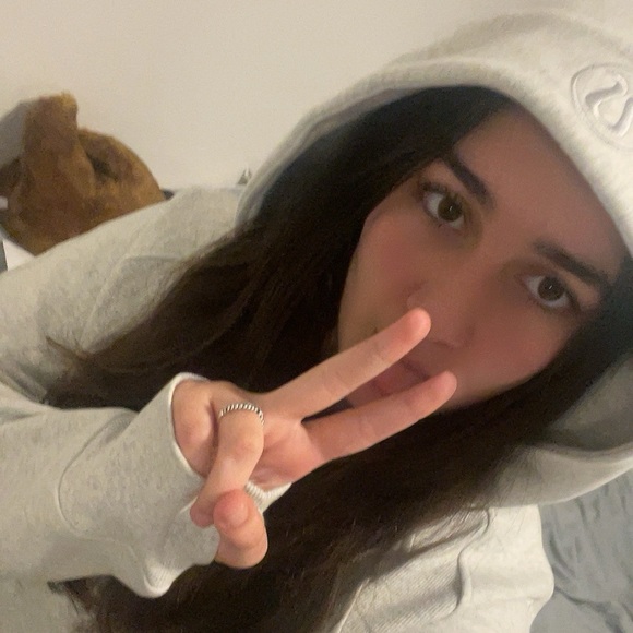 Profile Picture of Maya Beards (@mayoayoo) on Poshmark