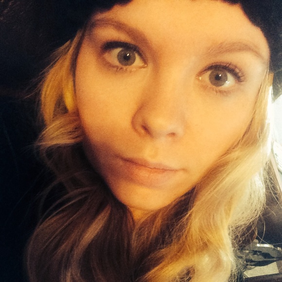 Profile Picture of Mackenzie Moore (@mackenzie1992) on Poshmark