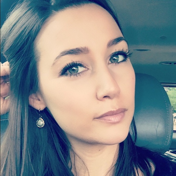 Profile Picture of Julie Pernicka (@juliepernicka) on Poshmark