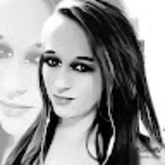 Profile Picture of Mariesavageqc Laframboise (@mariesavageqcl) on Poshmark