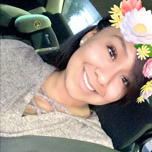 Profile Picture of Arely Sanchez (@sarely993) on Poshmark