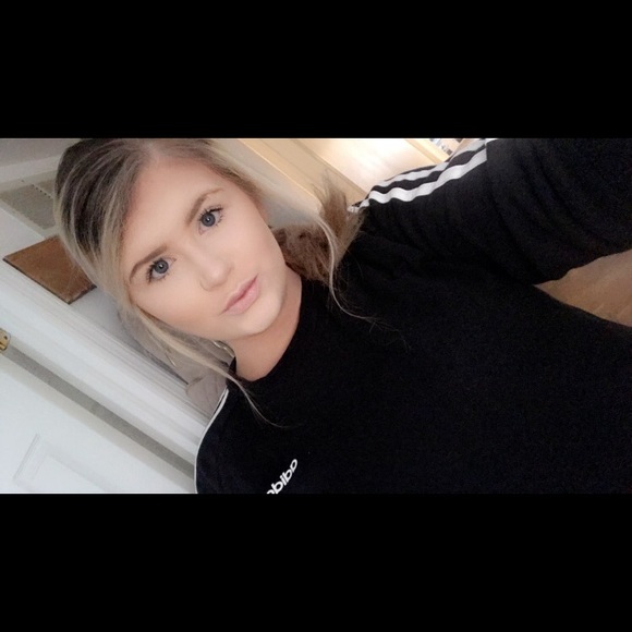 Profile Picture of Chloe Ruedy (@csruedy) on Poshmark