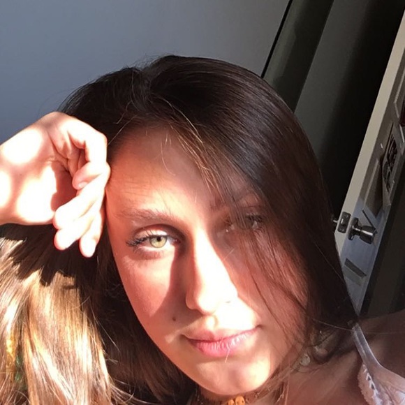 Profile Picture of Emily Blake (@emilyablake_) on Poshmark