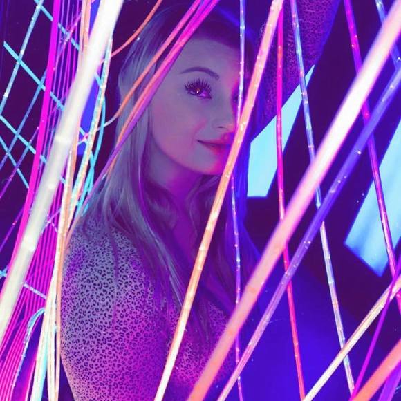 Profile Picture of Olivia Carver (@oliviamcarver) on Poshmark