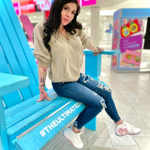 Profile Picture of Catherine Fox (@wiildfox) on Poshmark