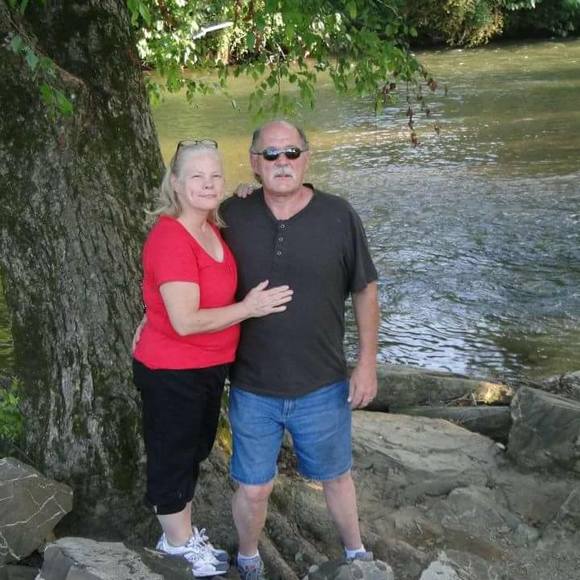 Profile Picture of Sue Henderlight (@deskh) on Poshmark