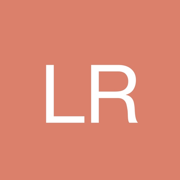 Profile Picture of Lisa Richards (@lisaric) on Poshmark