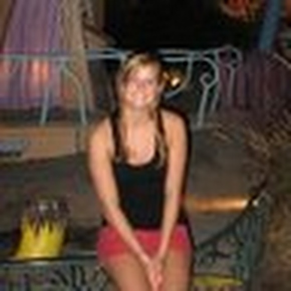 Profile Picture of Alyssa Mokay (@andwyer4321) on Poshmark