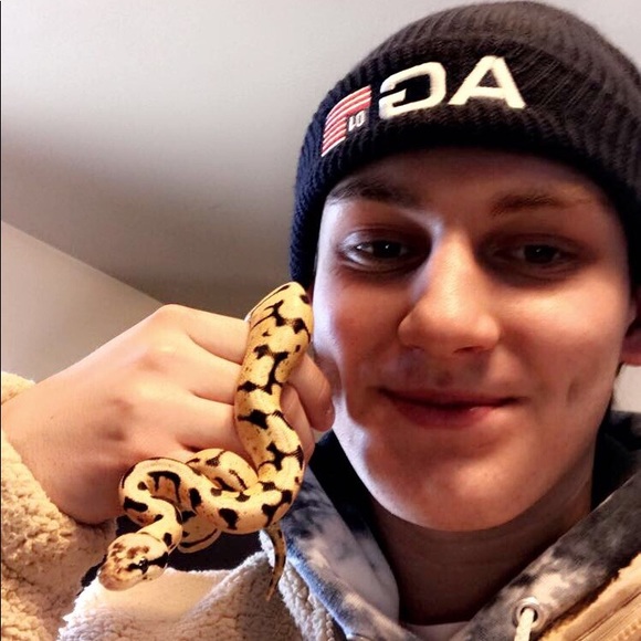 Profile Picture of Ian Howell (@guacball) on Poshmark