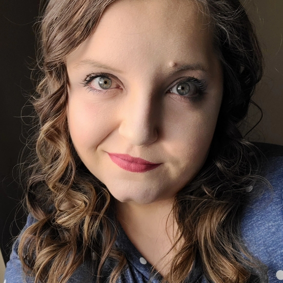 Profile Picture of Lacy Favors (@lacyfavors) on Poshmark