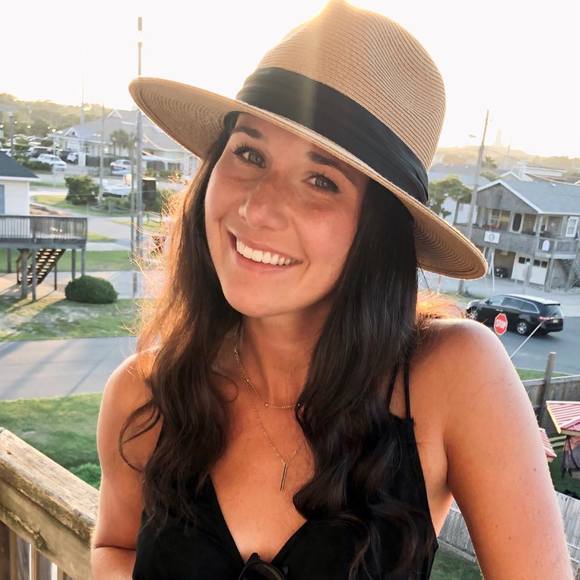 Profile Picture of Julia Coon (@juliacoon04) on Poshmark