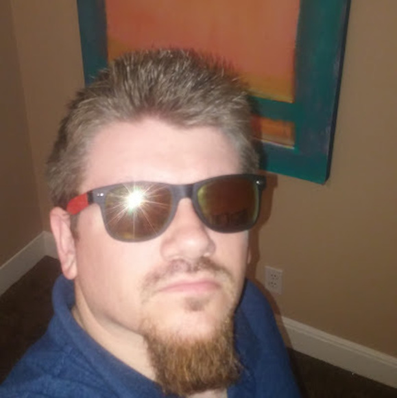 Profile Picture of Scott Graves (@scgraves1989) on Poshmark