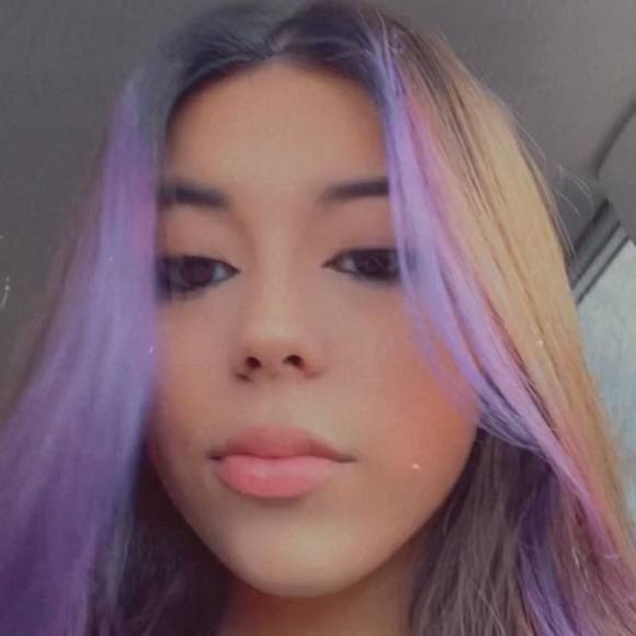 Profile Picture of Alexa Uribe (@alexa037) on Poshmark