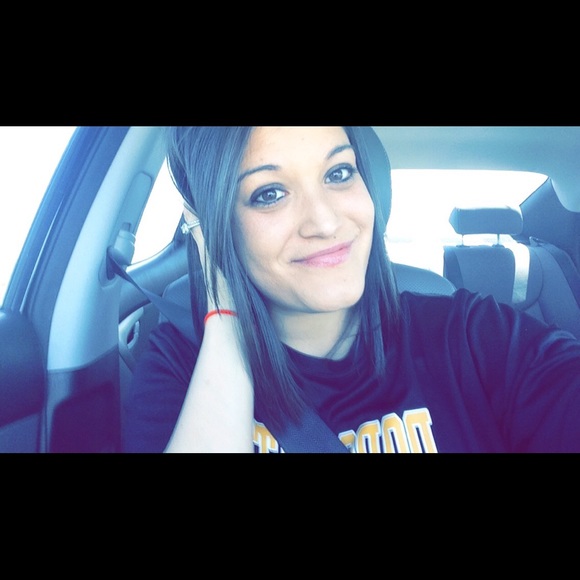 Profile Picture of Brittney Ramirez (@brittttramirez) on Poshmark