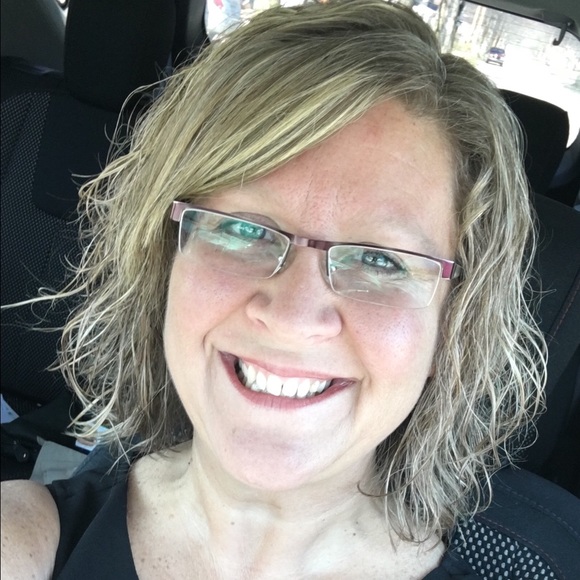 Profile Picture of Amanda Scroggins (@amanda102815) on Poshmark