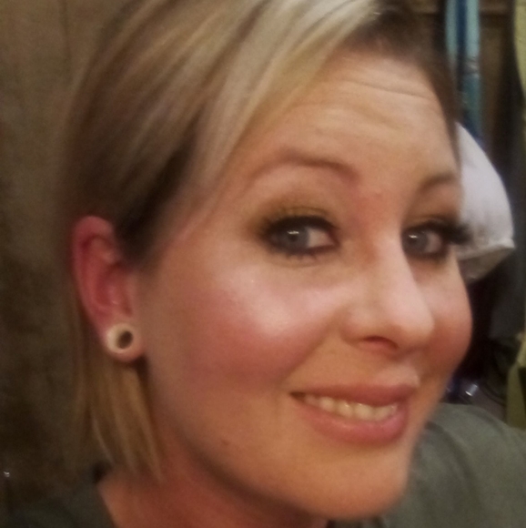 Profile Picture of Joanne Capps (@capps0987) on Poshmark