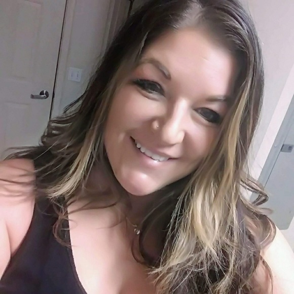 Profile Picture of Jennifer Hanlon (@jenhanlon33) on Poshmark