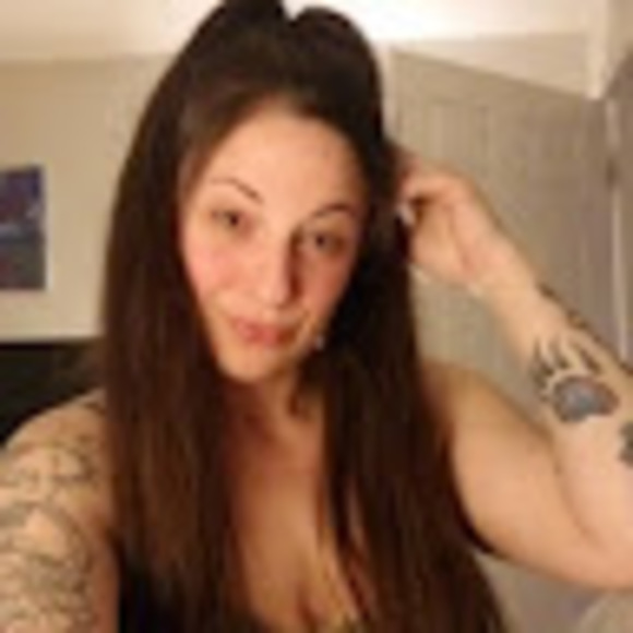 Profile Picture of Lynette Ciochini (@lrciochini) on Poshmark