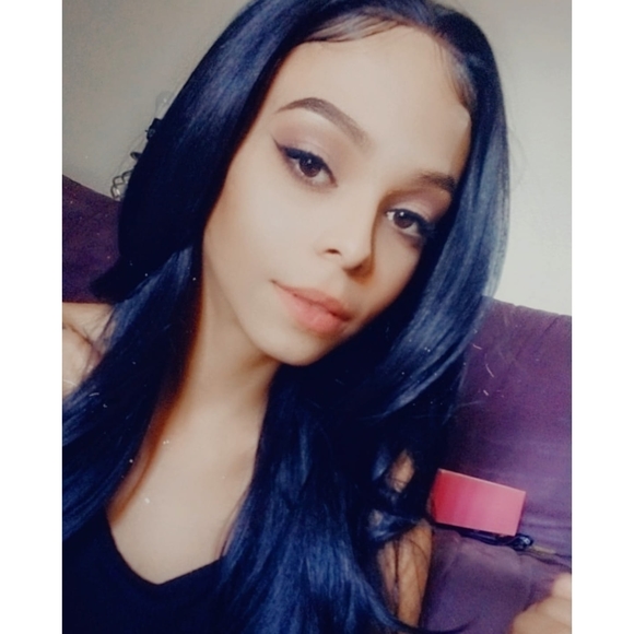Profile Picture of Stephanie Cooley (@stephanieniee) on Poshmark