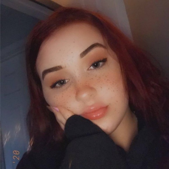 Profile Picture of Danielle Muncy (@daniellemuncy) on Poshmark