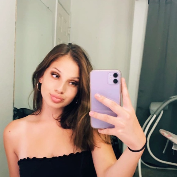 Bella Huffsmith - Poshmark Profile Picture of Bella Huffsmith (@bellahuffsmith) on Poshmark