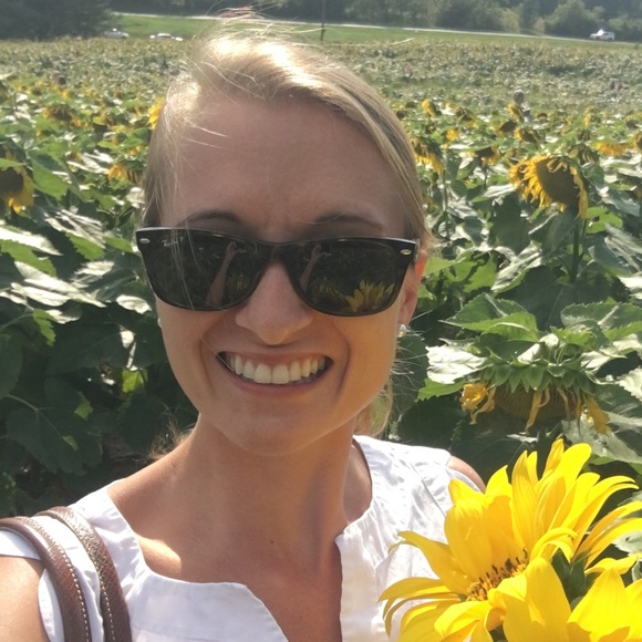 Profile Picture of Maggie Bredehoeft (@bredehoeft1214) on Poshmark