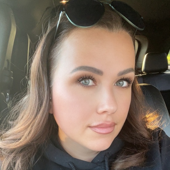 Profile Picture of Nicola Hogberg (@nicolahogberg) on Poshmark