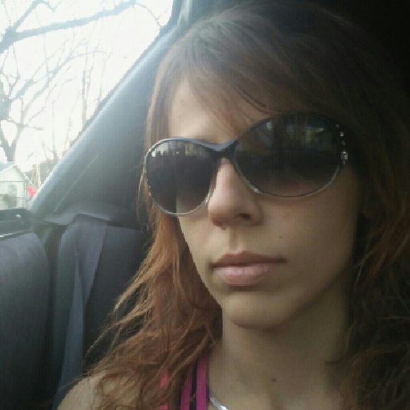 Profile Picture of Courtney Smirl (@smokeyjoe2008) on Poshmark