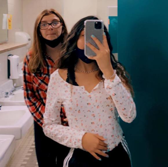 Profile Picture of Ava Bagienski (@avabagienski) on Poshmark