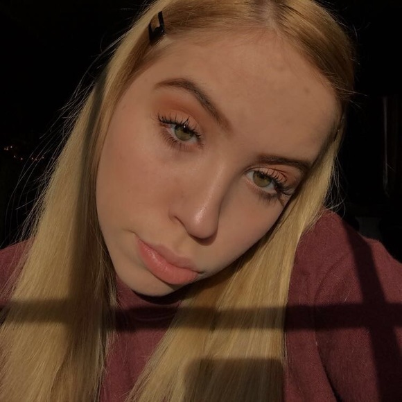 Profile Picture of Emma Bodamer (@emmalynne111844) on Poshmark