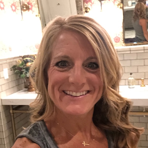 Profile Picture of Michelle Haselby (@michellehaselby) on Poshmark