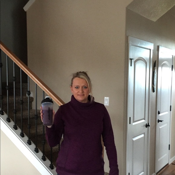 Profile Picture of Lori Vaughn (@dolphinna) on Poshmark