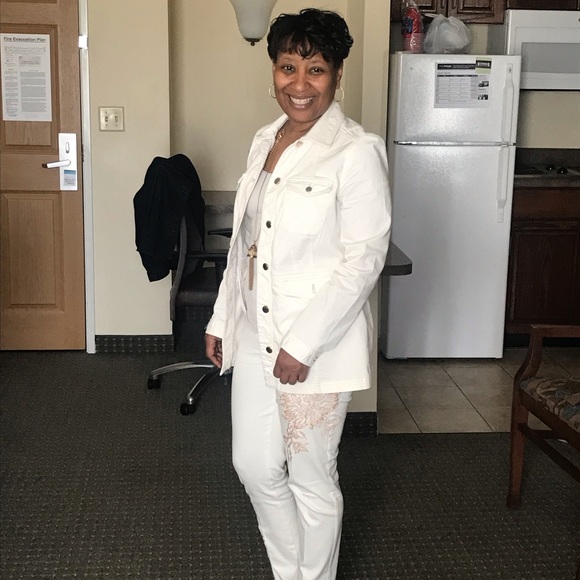 Veronica Locust - Poshmark Profile Picture of Veronica Locust (@tiberhome2106) on Poshmark