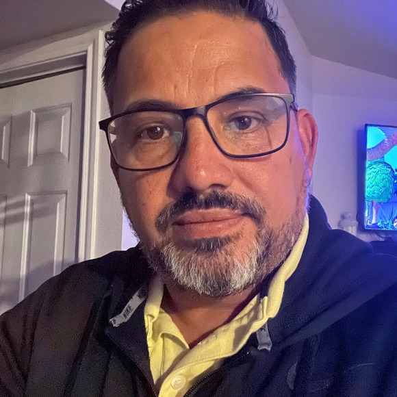 Profile Picture of Andre Silveira (@mrsunnypatios) on Poshmark