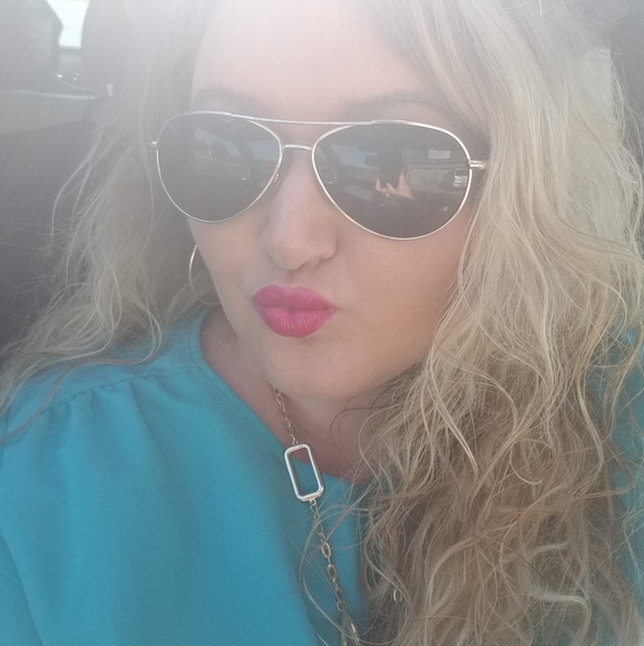 Profile Picture of Kimberly Noe (@kmn1985) on Poshmark