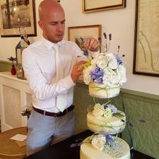 Profile Picture of Christopher Milnes (@cakesbycmilnes) on Twitter