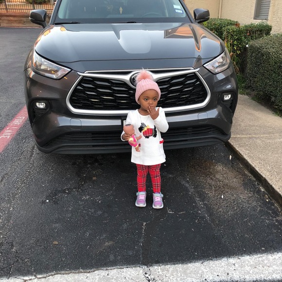 Profile Picture of Miko Sileshi (@mikoku) on Poshmark