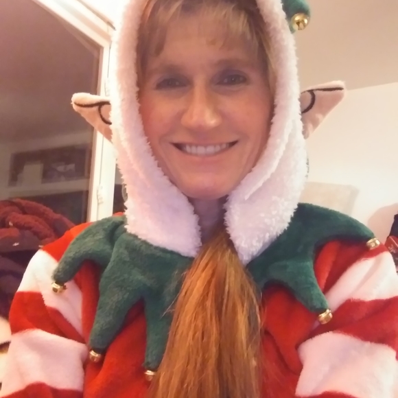 Profile Picture of Jeanie Thueringer (@halfpintt) on Poshmark