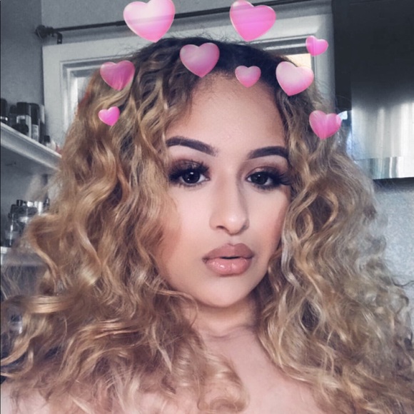 Profile Picture of Veronica Rodriguez (@ronniiee_r) on Poshmark