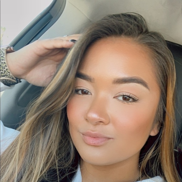 Profile Picture of Emari Quitoriano (@16emmawee) on Poshmark